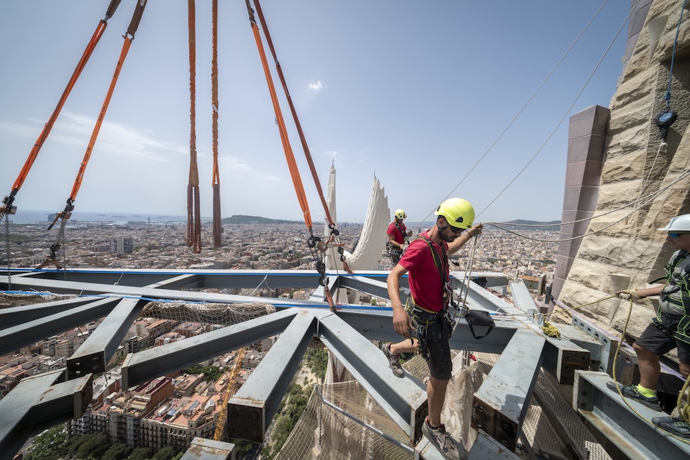 La grua central de la Sagrada Família inicia una nova etapa després de completar l’exterior de la torre de Jesucrist