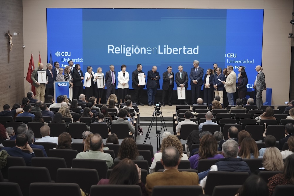 Esteve Camps i el P. Enric Puig, SJ, recullen el premi Religión en Libertad per la seva contribució a l’organització del viatge apostòlic del Papa Lleó XIV